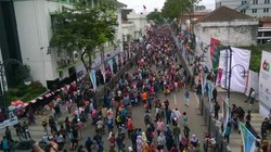 Penuh Sesak, Begini Ramainya Warga Menonton Pesta Rakyat KAA di Bandung