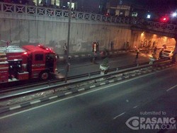 Mobil Toyota Camry Terbakar di Tanah Abang, 2 Damkar Diterjunkan