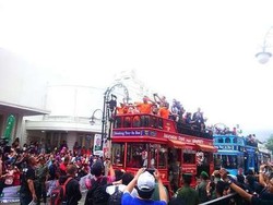 Naik Bandros, Menpar dan Ridwan Kamil Sapa Warga & Turis di Peringatan KAA