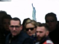 Ada Paket Mencurigakan, Pengunjung Patung Liberty Dievakuasi
