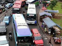 PKL Penuhi Trotoar di Pasar Rebo