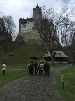 Menjelajah Istana Drakula di Rumania