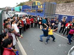 Terjebak Macet Akut, Pasutri di Tiongkok Hibur Diri Menari di Jalan