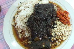 Rawon Bik Atik: Rawon Empal yang Gurih Meresap Khas Banyuwangi