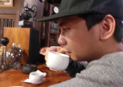 Raditya Dika Cicipi Kopi Khas Osing dan Durian Merah Banyuwangi