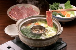                                                                  Sukiyaki dan Shabu-Shabu, Hidangan Sepinggan yang Dimasak Dalam Panci                                                                                
