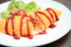 Yuk, Bikin Omurice, Nasi Goreng Berselimut Omelet