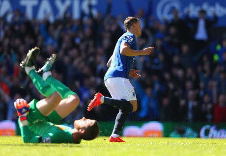 Everton Hantam MU 3-0