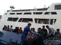 Mobil dan Truk di Kapal yang Nyangkut di Karang Belum Bisa Dievakuasi