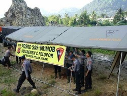 100 Personel Brimob Polda Jabar Cari Korban Longsor Batu Alam di Cirebon