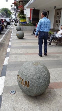 Selain Bunga, Hiasan 109 Bendera di Jl Asia Afrika Bandung Juga Raib