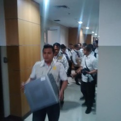 Selesai Geledah DPRD DKI, Ini yang Dibawa Penyidik Bareskrim