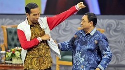 Jadi Media Darling, Presiden Jokowi Disematkan Jaket Pers Indonesia