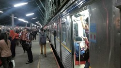 Commuter Line alami Gangguan, Penumpang Menumpuk di Stasiun Pasar Minggu