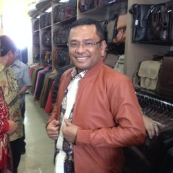 Datang ke Sentra Industri Kulit di Garut, Menperin Dibuatkan Jaket