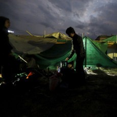 Ribuan Warga Nepal Tidur di Pinggir Jalan, Tanpa Listrik dan Air