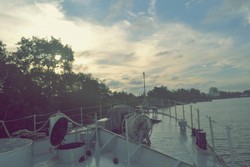 Menikmati Indahnya Senja dari atas Kapal Perang Indonesia