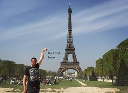 Photoshop Super Kocak dari Turis yang Pose di Menara Eiffel