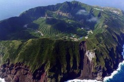 Edan! Desa Ini Terletak di Dalam Kawah Gunung Berapi