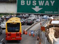 Jalur TransJ Depan Polda Ditutup