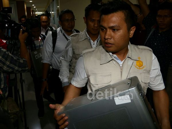 Penyidik Polri Bawa Sejumlah Barang dari DPRD DKI