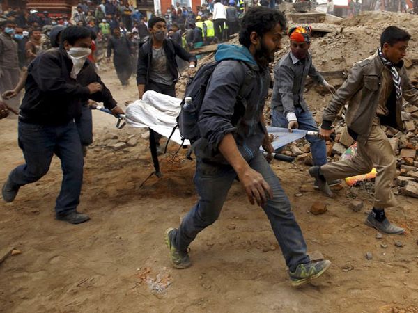 Mencari Korban Gempa Nepal