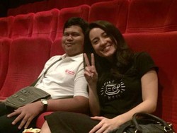 Julie Estelle Ajak Tuna Netra Nonton Bareng Filosofi Kopi