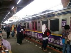 Tinggalkan Mobil Dinas, Petinggi BUMN Ini Pilih Naik KRL ke Kantor