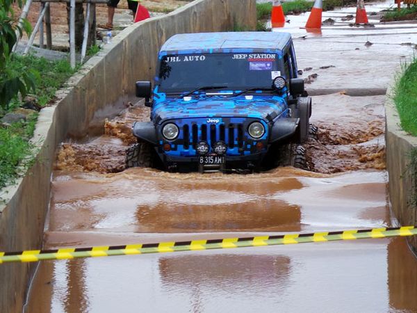Balapan Off Road Mobil Jeep