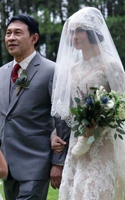 Foto: Gelar Resepsi, Andien Bergaya ala 20-an Dibalut Gaun Mel Ahyar