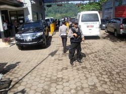 12 Ambulans Menyeberang ke Nusakambangan, Ada yang Angkut Peti Mati