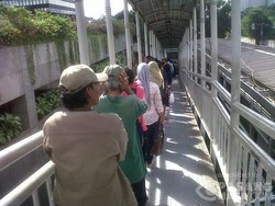 Beginilah Perjuangan Warga Jakarta Pengguna TransJ dan KRL Setiap Harinya