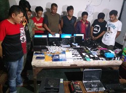 Polda Sulselbar Gulung Sindikat Penipuan Toko Online