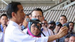 Bagikan KIS ke Buruh Pabrik Kapal, Jokowi Konsultasi Makanan ke Dirut BPJS