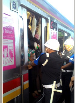Sesaknya KRL, Petugas Dorong Penumpang Wanita agar Pintu Gerbong Menutup