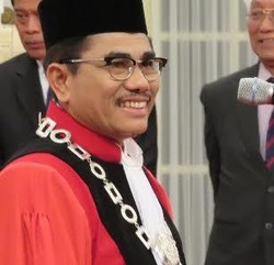 Presiden Jokowi Lantik Manahan Sitompul Jadi Hakim Konstitusi