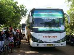 Sore ini Iring-Iringan Bus Masuk Dermaga Wijaya Pura, Angkut Regu Tembak?