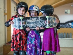 Amazing! Fotografer Ini Potret Anak-anak Afghanistan Tengah Bermain Skateboard