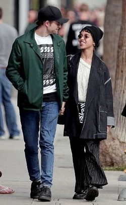 Foto: Melihat Tatapan Penuh Cinta Robert Pattinson Pada FKA Twigs