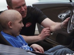 Girangnya Bocah Penderita Leukemia Bisa Kendarai Mobil Tercepat Dunia