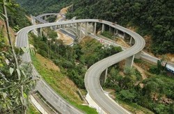 Kelok 9, Jalan Raya Favorit untuk Berfoto Ria di SumBar