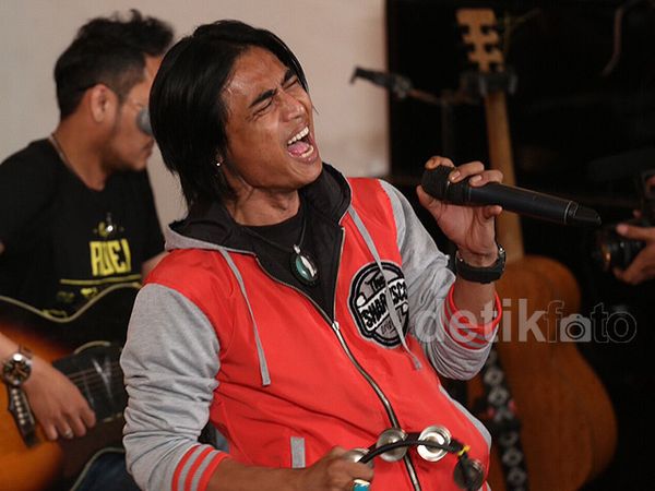 Setia Band Bikin Setiaku Histeris di LIVECHATKustik