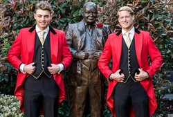 Model? Bukan, Pria Ganteng Ini Pelayan Hotel di London