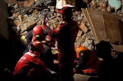 Duh, Turis & Masyarakat Malah Selfie di Lokasi Gempa Nepal