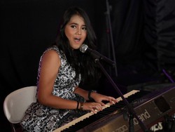Hanin Buka LIVECHATKustik Sesi Ke-2 Secara Melankolis