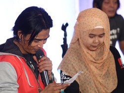 Charly Setia Band Dihadiahi Surat Cinta oleh Penggemar