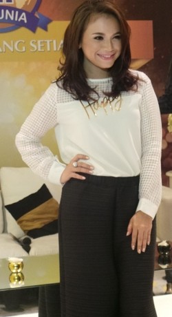 Gaya Busana Andalan Rossa Untuk Tampil Percaya Diri