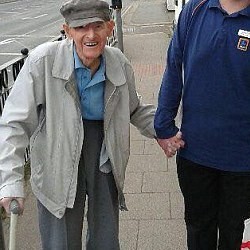 Tuntun Lansia Pulang, Remaja Baik Hati Tenar di Internet