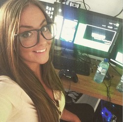 Wanita Seksi Mirip Lara Croft Ini Cari Nafkah dengan Ngegame