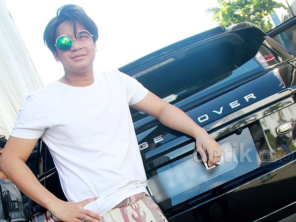 Gaya Billy Syahputra Berpose di Range Rover Olga